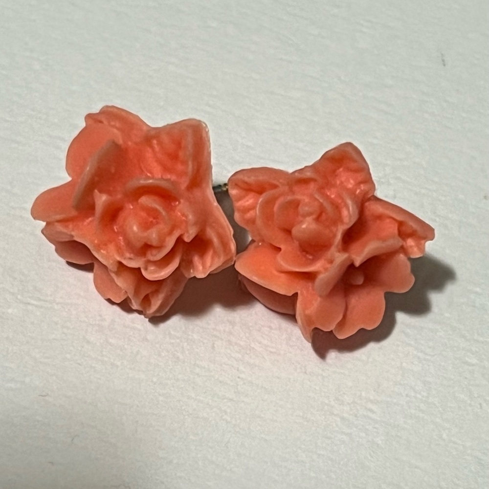 Detail carved flower stud